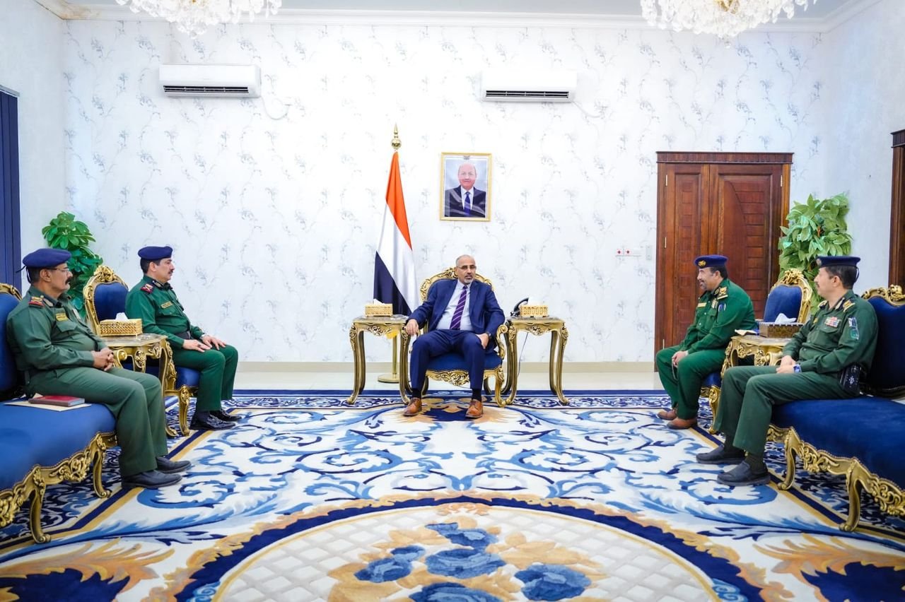 اللواء الزُبيدي يشدد على سرعة تنفيذ مصفوفة قرار تصنيف مليشيا الحوثي كمنظمة إرهابية Image