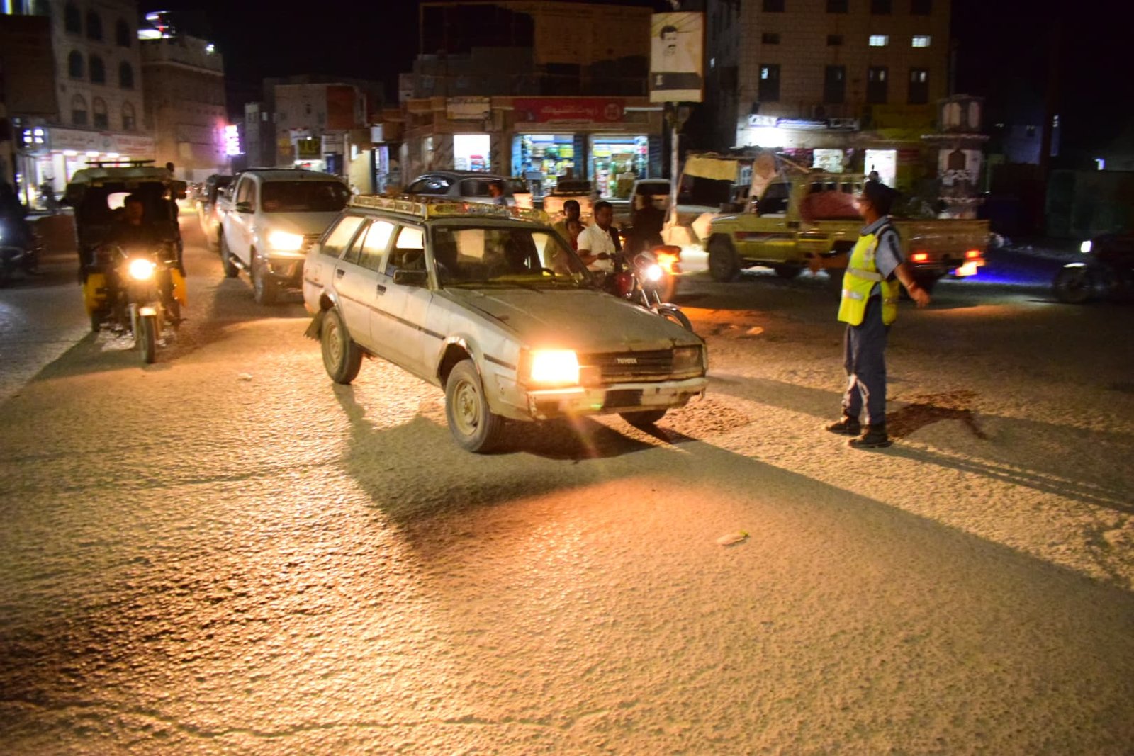 حملة مرورية توعوية بسيئون للحد من أضرار الإنارة المفرطة والمعدمة في المركبات Image