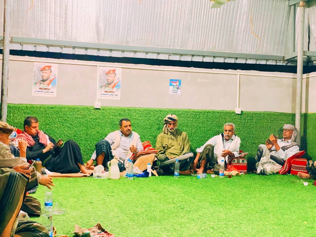 قائد محور عتق ومدير عام شرطة شبوة يزوران أسرة الشهيد أحمد محسن السليماني Image