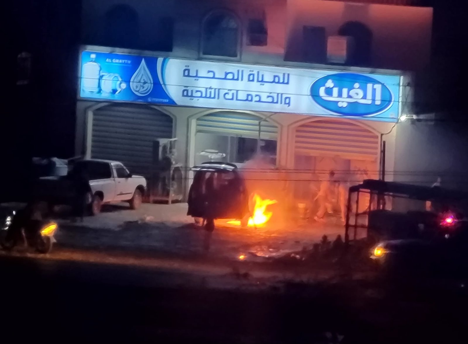 الدفاع المدني بشبوة ينجح في إخماد حريق سيارة على الخط الدولي بمدينة عتق Image