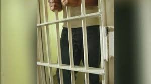 شرطة حضرموت الساحل تضبط 2 من مروجي وبائعي الخمر Image