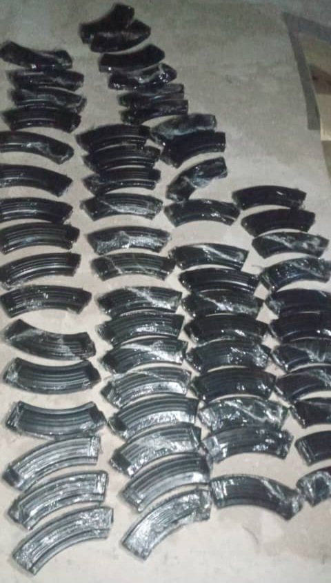 البحث الجنائي بشبوة يضبط متهمين في محاولة تهريب 43 كرتونًا من مخازن الذخيرة الفارغة Image