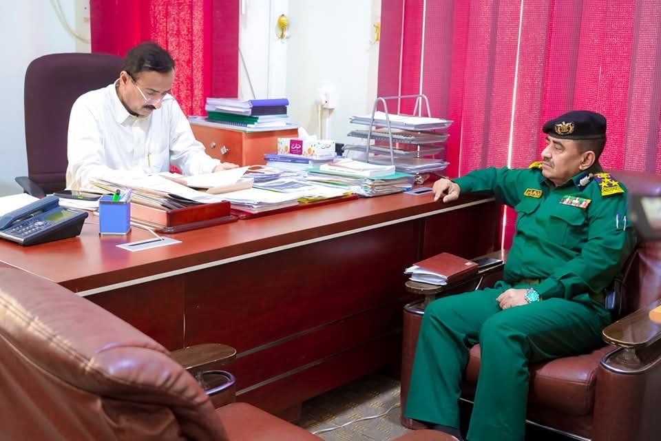 محافظ شبوة يناقش مع مدير عام شرطة المحافظة الخطة الأمنية لعيد الفطر المبارك . Image
