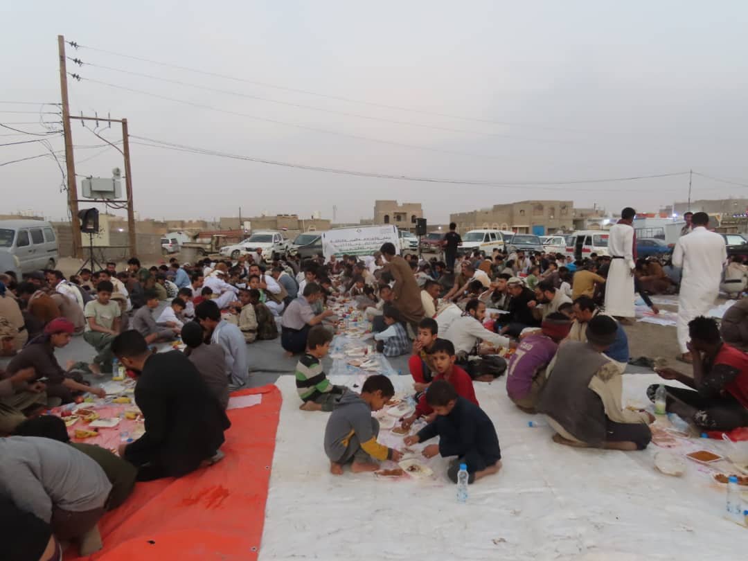 إقامة مائدة إفطار جماعي تعزز روح التعاون بين سكان حي الخير والحرمين بمدينة مأرب  Image