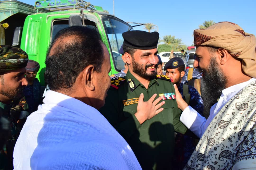 مدير شرطة حضرموت الوادي والصحراء يقدم المعايدة للوحدات والنقاط الأمنية  Image