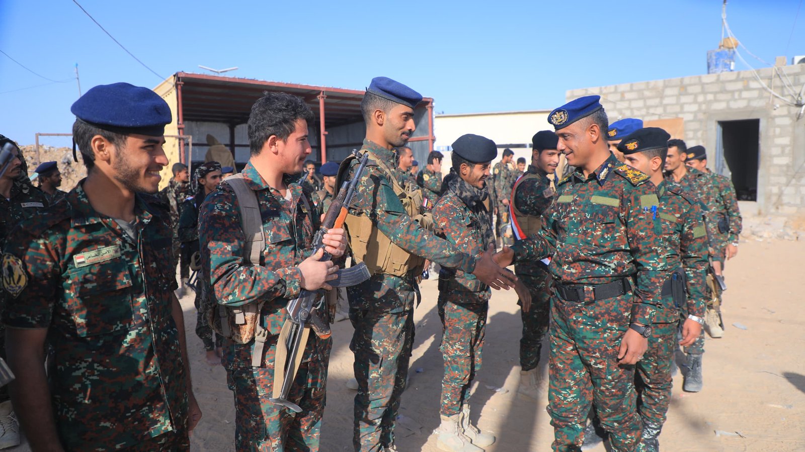 قيادة قوات الأمن الخاصة بمحافظة مأرب تقوم بزيارة عيدية لمنتسبيها العاملين في الميدان خلال إجازة العيد Image