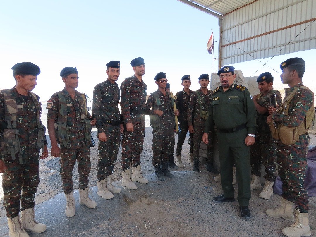 مدير عام شرطة مأرب يقدم المعايدة للوحدات الأمنية ويؤكد على أهمية رفع الجاهزية الأمنية Image