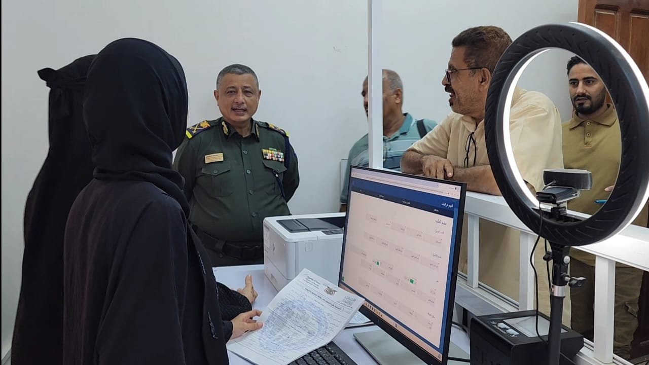 اللواء سند جميل يطّلع على انتظام العمل في مركزي أحوال المنصورة والبريقة بعدن عقب إجازة عيد الفطر Image