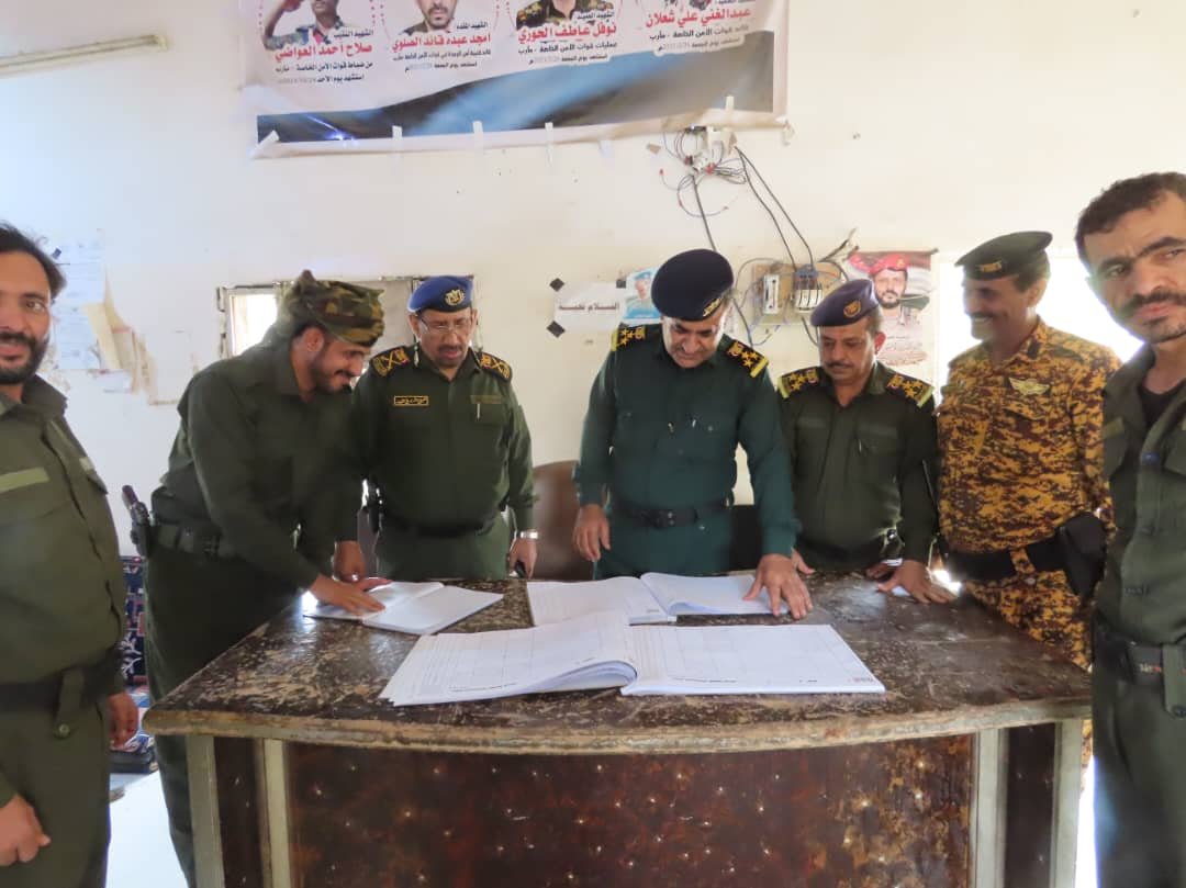 اللواء حُميد والعميد الحاج يطلعان على مستوى الانضباط والجاهزية في الوحدات الأمنية بمأرب Image