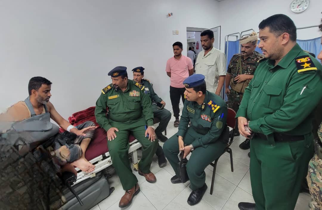 وكيل وزارة الداخلية اللواء عاطف يطمأن على صحة أركان حرب قوات الأمن الخاصة بالحديدة Image
