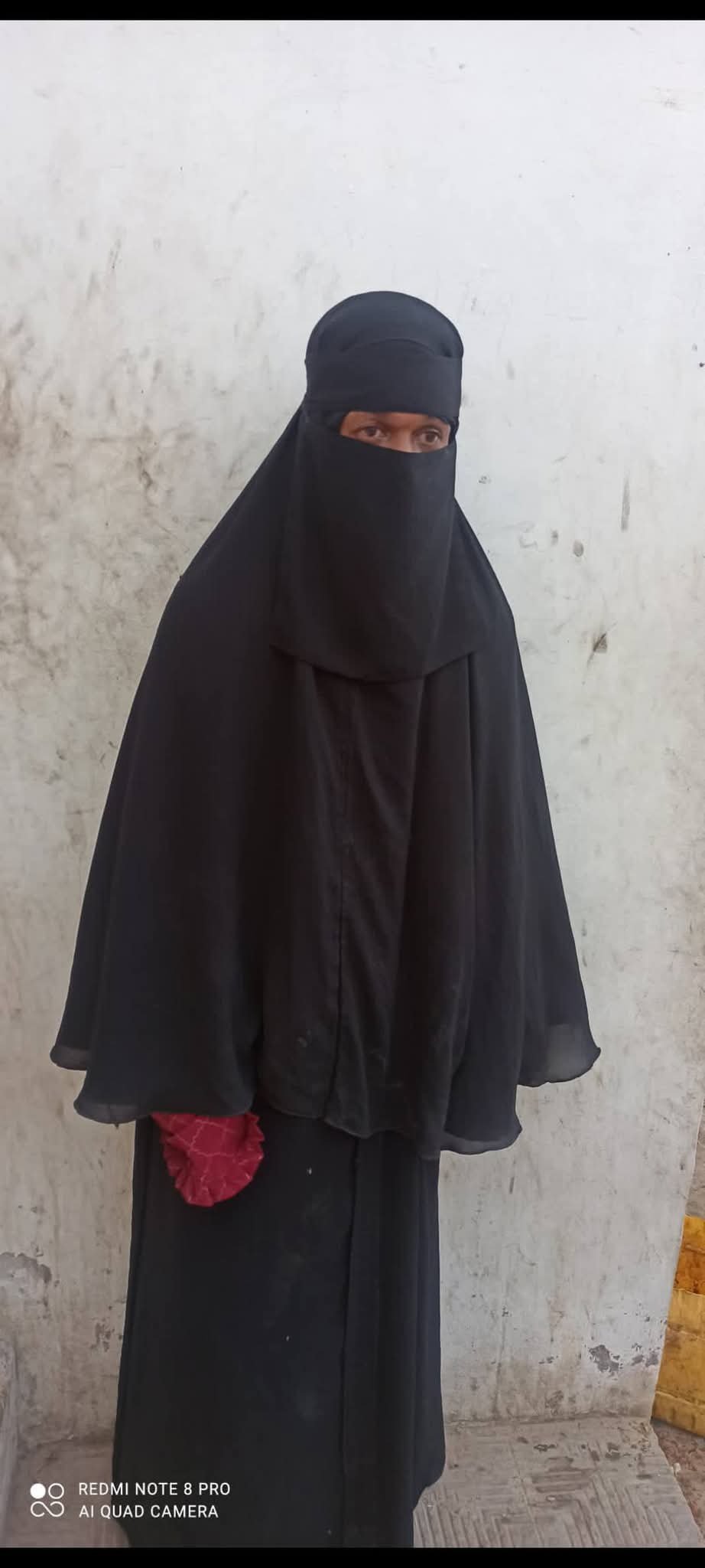 شرطة المكلا تطيح بمروج مخدرات  حاول الهروب متنكرا بعباءة نسائية Image