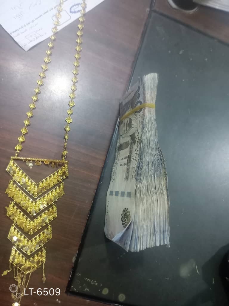 شرطة الشحر تضبط متهم بسرقة أكثر من  100 ألف ريال سعودي وقطعة مجوهرات Image