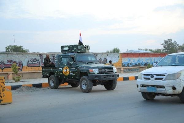 البحث الجنائي بتعز يباشر التحقيق  في قضية مقتل جندي ويضبط عدد من المتهمين Image