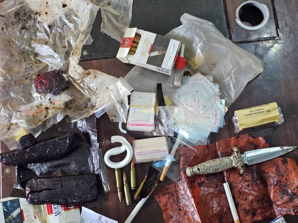 الأجهزة الأمنية بالشحر تضبط مروج مخدرات وبحوزته قنبلة يدوية Image