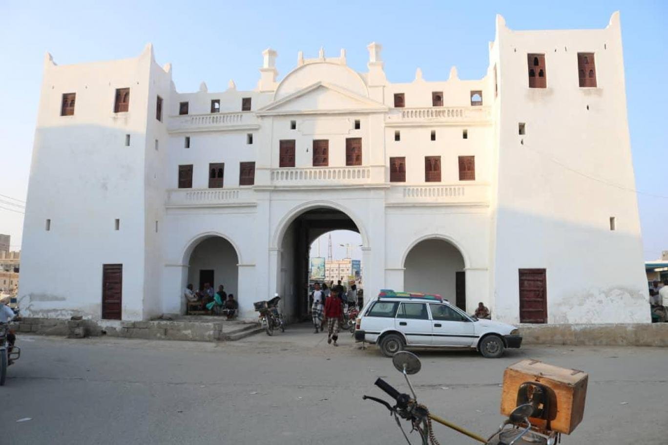 الأجهزة الأمنية بالشحر تلقي القبض على متهم بدهس امرأة وطفلة Image