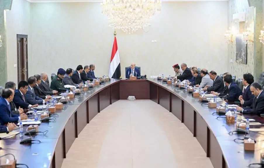 رئيس مجلس القيادة يرأس جانبا من اجتماع مجلس الوزراء Image