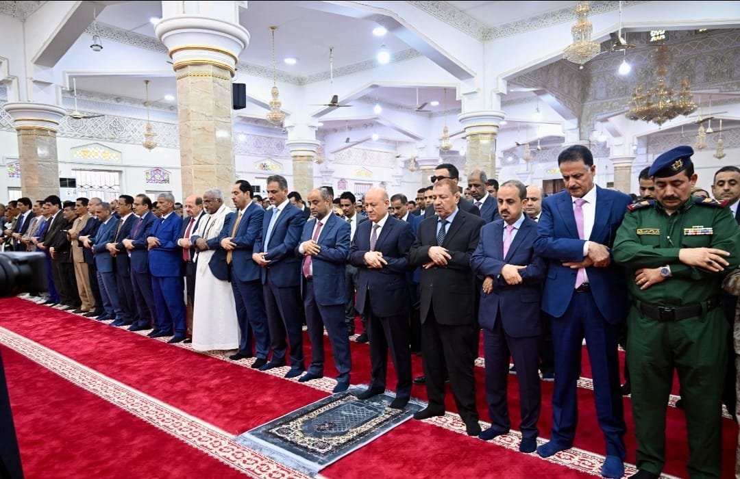 رئيس مجلس القيادة يؤدي في عدن مع جموع المصلين صلاة عيد الاضحى المبارك   Image
