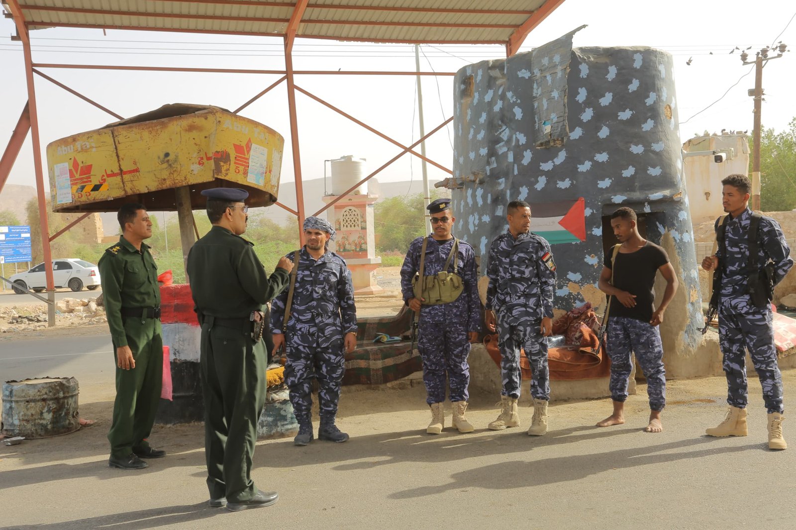 نائب مدير عام الأمن بوادي حضرموت يتفقد الوحدات الأمنية بمناسبة عيد الاضحى   Image