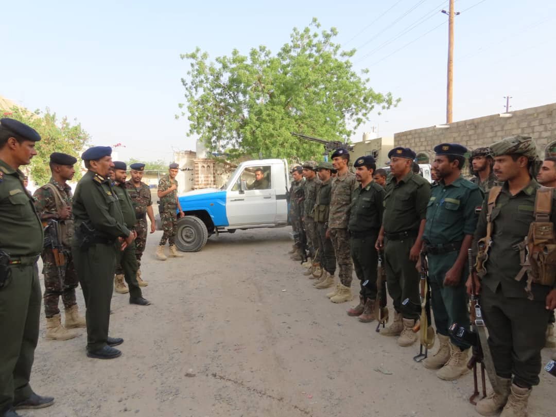 اللواء حُميد يقوم بزيارات عيدية ويشيد بمستوى الجاهزية واليقظة الأمنية بمأرب Image