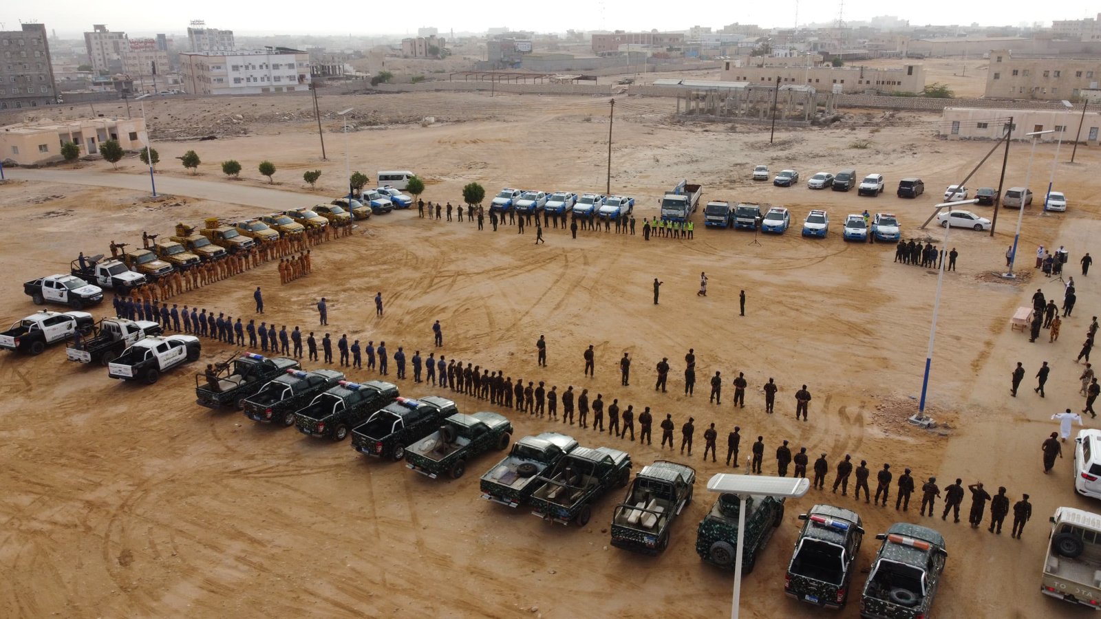 مدير شرطة المهرة يتفقد الوحدات الأمنية وينقل التهاني بمناسبة العيد Image