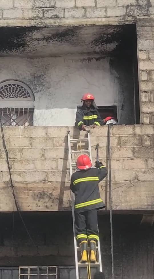 الدفاع المدني بشبوة يُخمد حريقًا في شقتين سكنيتين بمدينة عتق Image