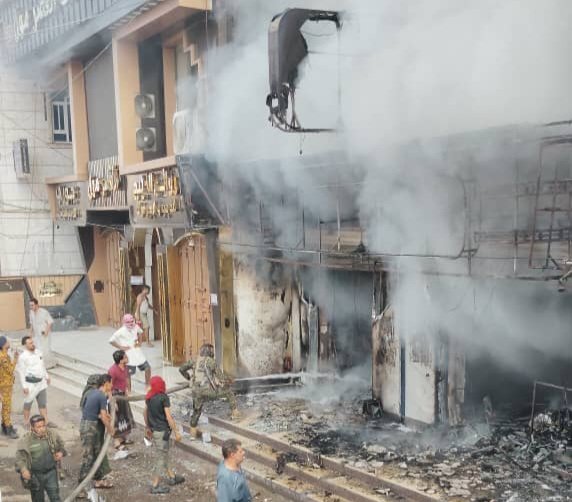 الدفاع المدني بشرطة مأرب يخمد حريقًا نشب في أحد صيدلية أدوية Image