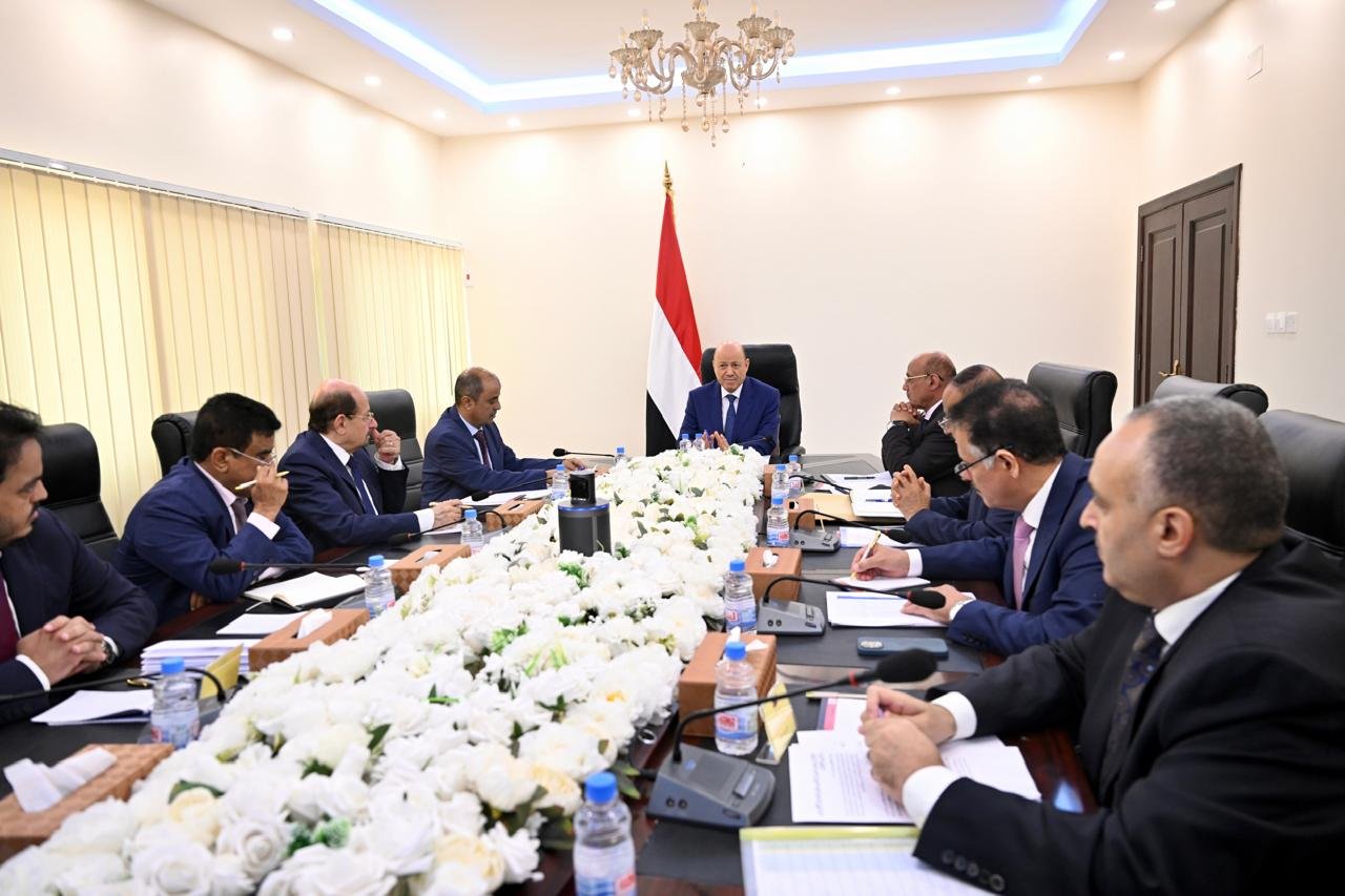 رئيس مجلس القيادة يجتمع بلجنة ادارة الازمات  Image