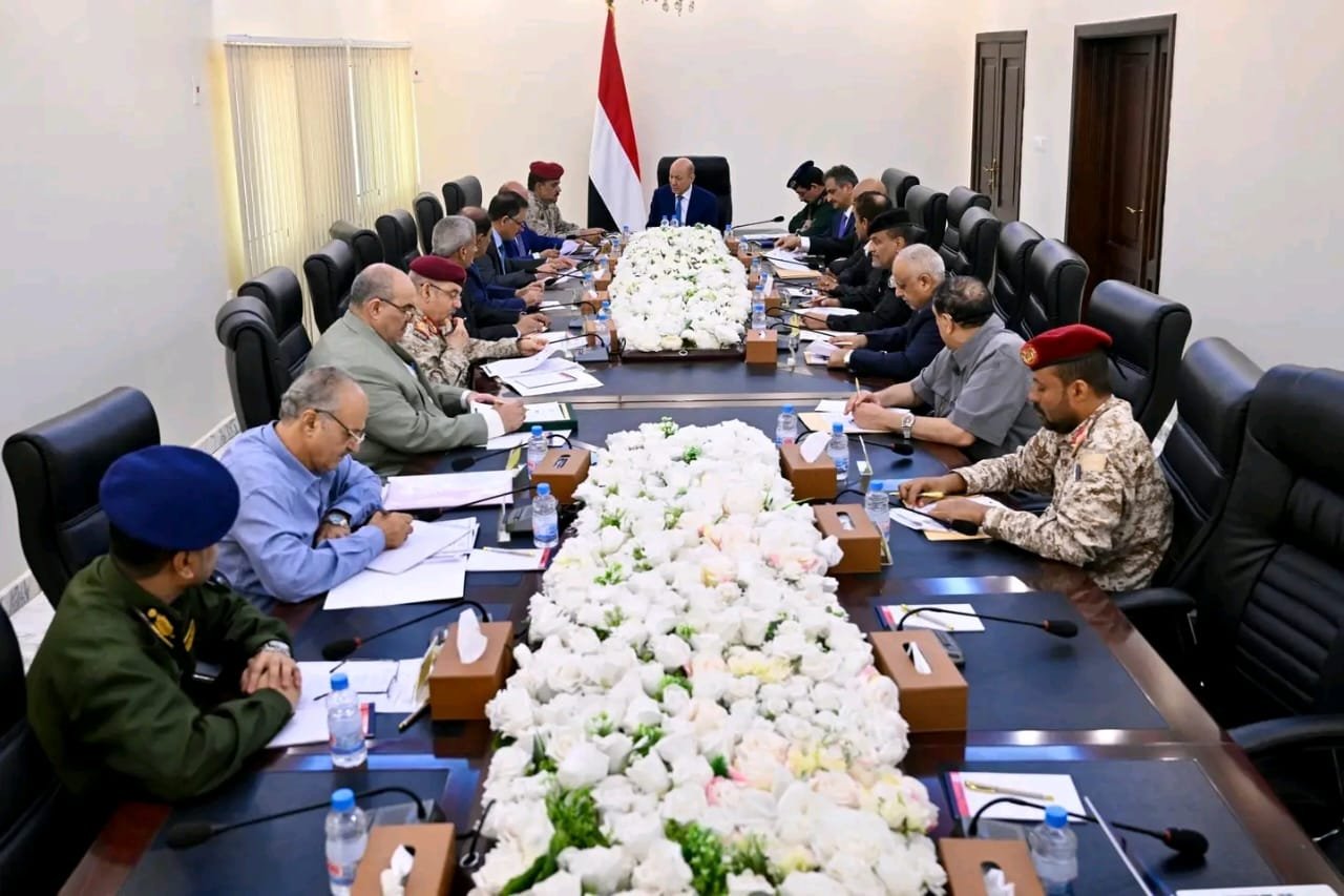 رئيس مجلس القيادة يعقد اجتماعا باللجنة الأمنية العليا ورؤساء السلطات المحلية في مسرح عمليات المنطقة العسكرية الرابعة Image