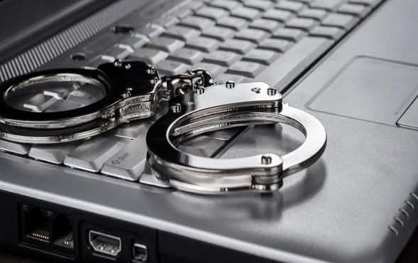 إدارة البحث الجنائي بوادي وصحراء حضرموت تضبط شخصاً متورطاً في ابتزاز مواطن بنشر صور احد اقربائه Image