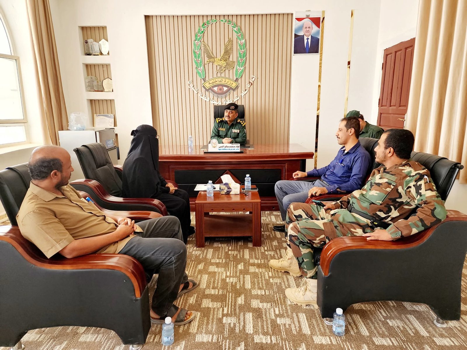 مدير عام شرطة شبوة يبحث التنسيق والتعاون مع مجموعة أصدقاء القانون الدولي الإنساني . Image