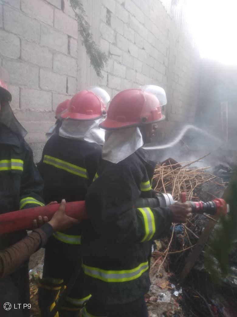 الدفاع المدني بشبوة يخمد حريقًا في منزل سكني بعتق دون خسائر بشرية Image