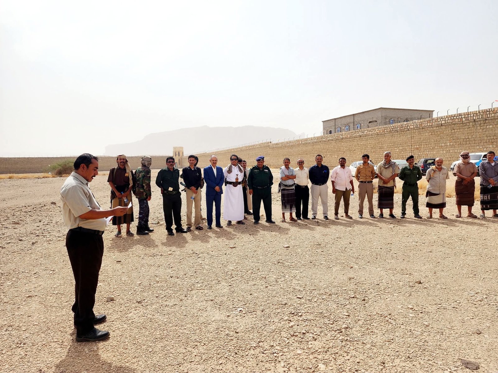 النيابة العامة وشرطة شبوة ينفذان حكم القصاص بحق مدان بالقتل Image