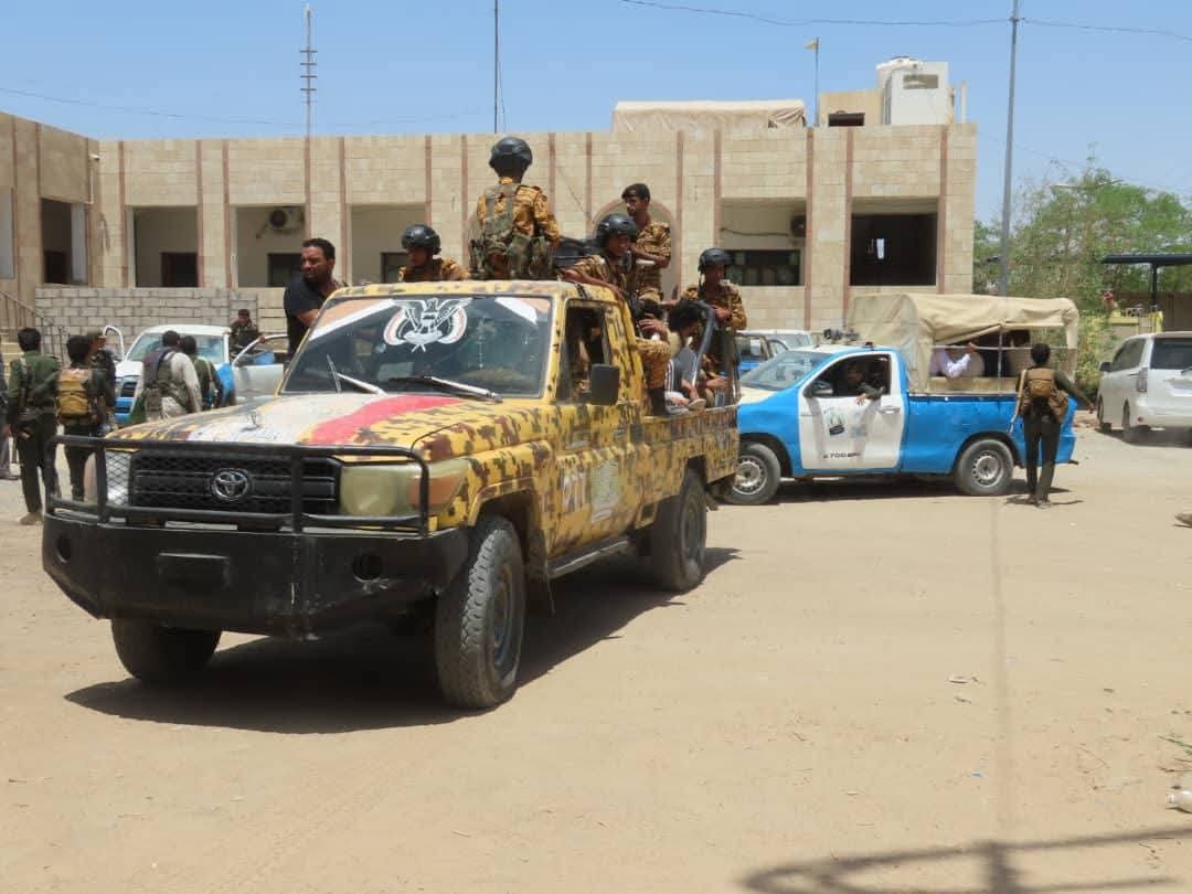 شرطة مأرب تنفذ حملة أمنية مشتركة مع مكتب الصناعة والتجارة لضبط التجار المخالفين للأسعار الرسمية Image