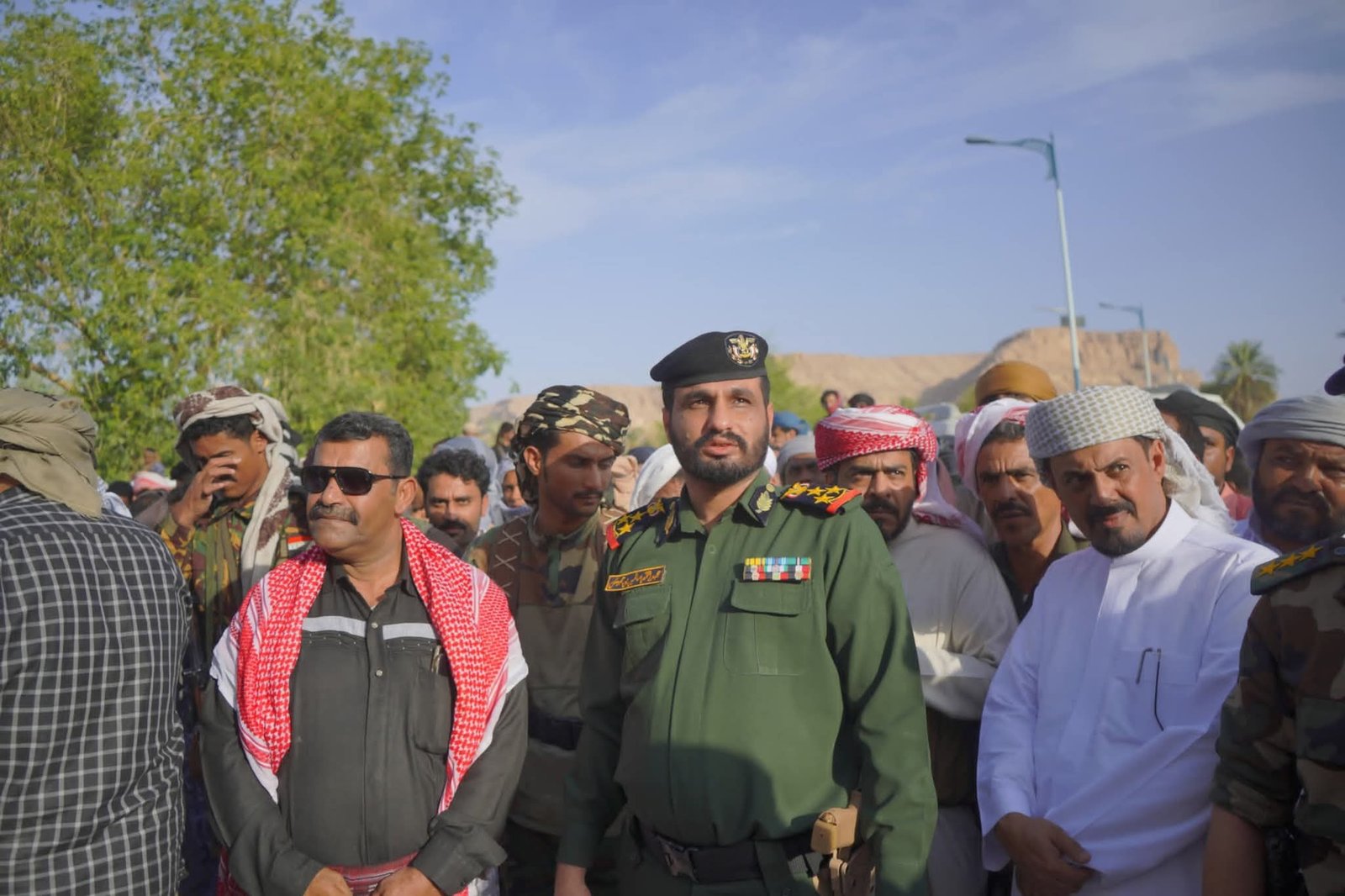 بحضور رسمي وشعبي تشييع العقيد أنيس صالح التميمي بجنازة عسكرية في منطقة الواسطة بمديرية تريم Image