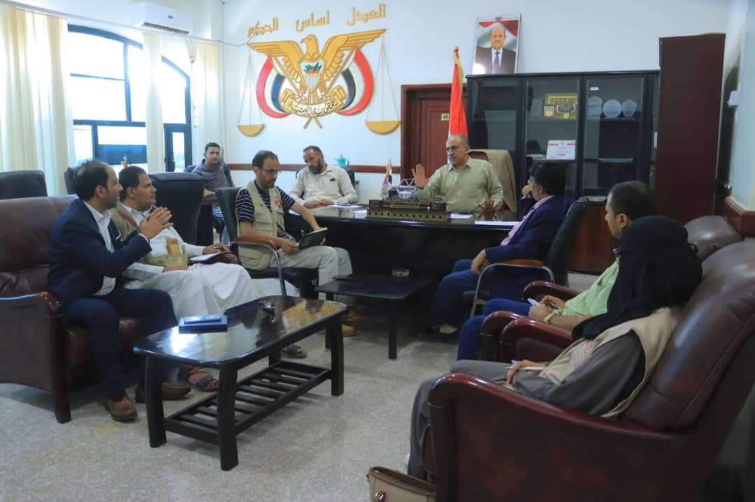 القاضي المخلافي يبحث مع فريق حقوقي أوضاع النزلاء والمحتجزين في سجون مأرب Image