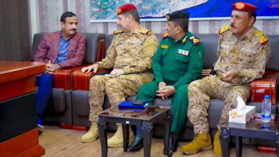 محافظ شبوة يبحث مع القيادات الأمنية والعسكرية سبل الحد من مخاطر الهجرة غير الشرعية Image