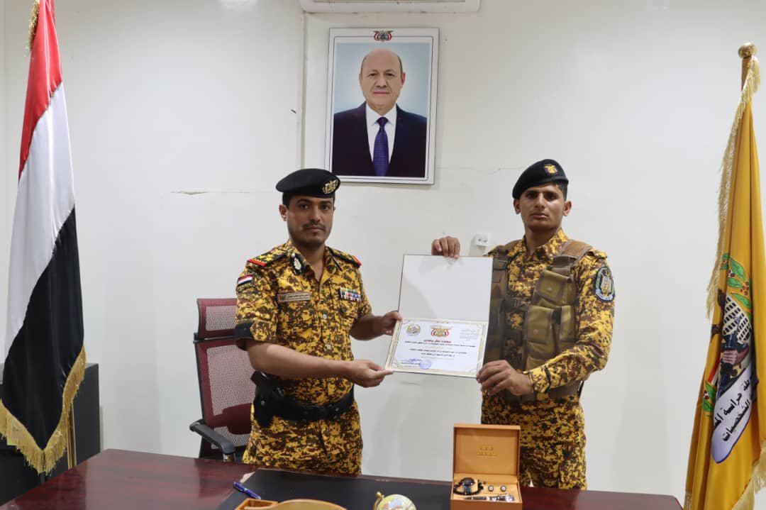 مدير شرطة حراسة المنشآت وحماية الشخصيات بمأرب يكرم جنديًا تقديرًا لجهوده الأمنية Image