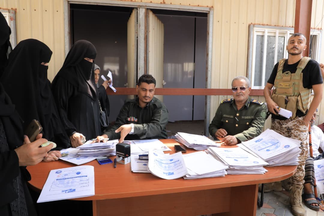 القائم بأعمال رئيس مصلحة الأحوال المدنية يتفقد عمل لجنة الحقائب المتنقلة في خور مكسر Image