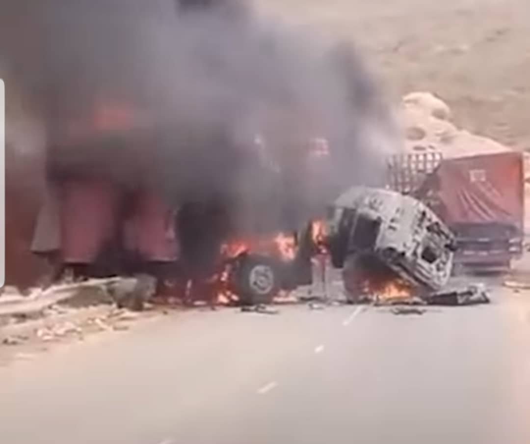 حادثة صدام بين قاطرتين بالمهرة تسفر عن وفاة أحد السائقين واندلاع حريق بلغت خسائرها 20 مليون   Image