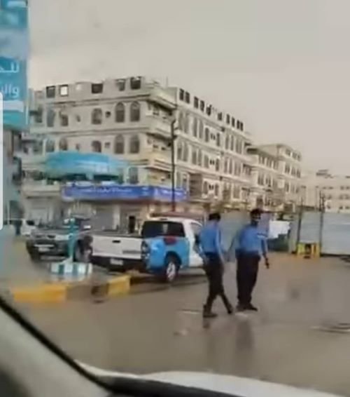 مدير  شرطة شبوة يكرم رجال السير تقديرا  لاداءهم واجبهم في الأجواء الممطرة Image