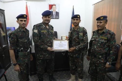 قيادة قوات الأمن الخاصة بمأرب تكرم جندي على اداءه الأمني في الحفاظ على الأمانة   Image