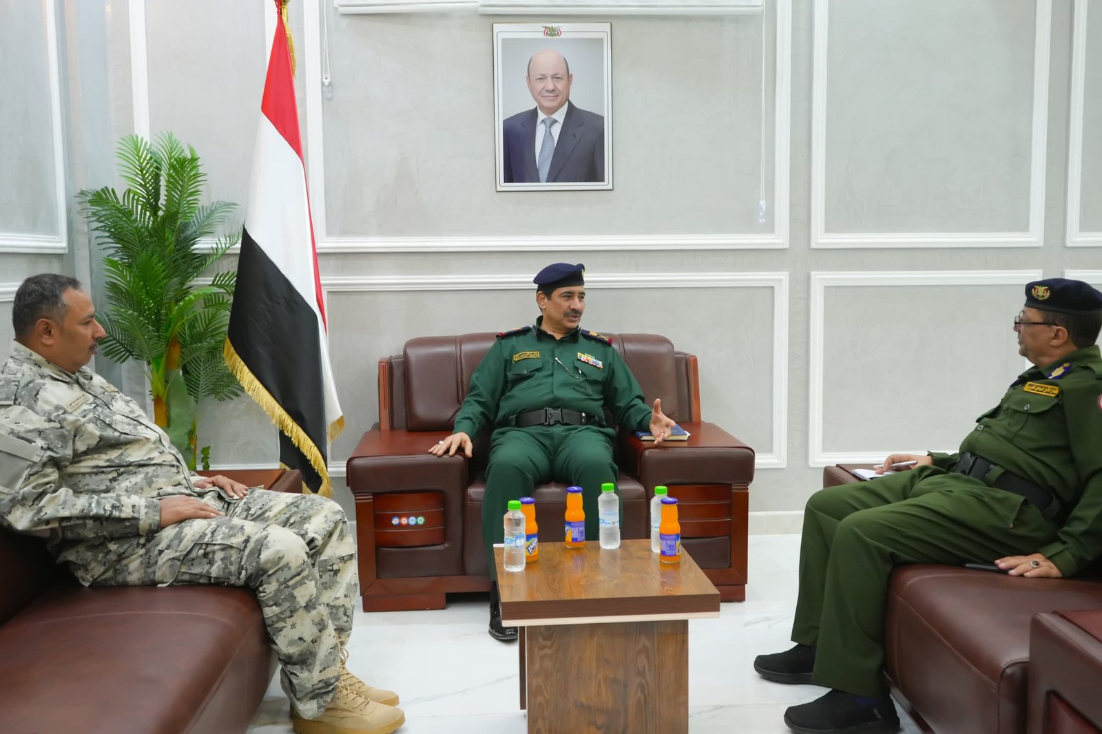 وزير الداخلية يشيد بجهود قطاع أمن الساحل الغربي وإنجازات خفر السواحل في ضبط شحنات أسلحة وخلايا حوثية Image