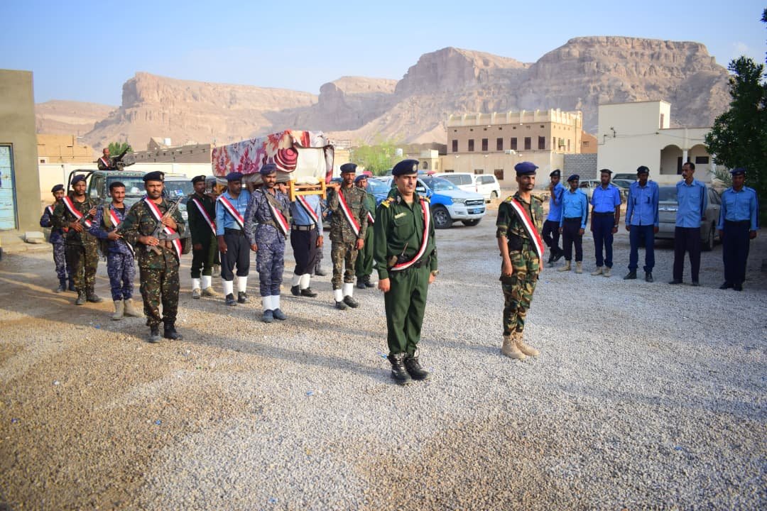 مديرية تريم تُشيِّع جثمان الشهيد رجل المرور دوار علي صالح عزيز Image