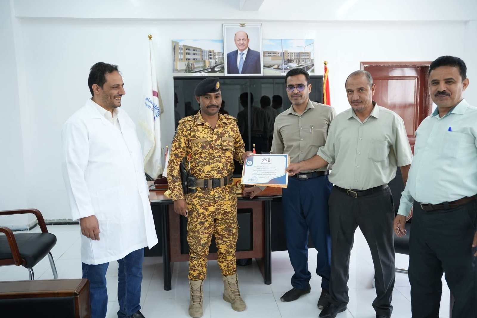 هيئة مستشفى مأرب العام تكرم المساعد احمد الحداد من منتسبي شرطة المنشآت  Image