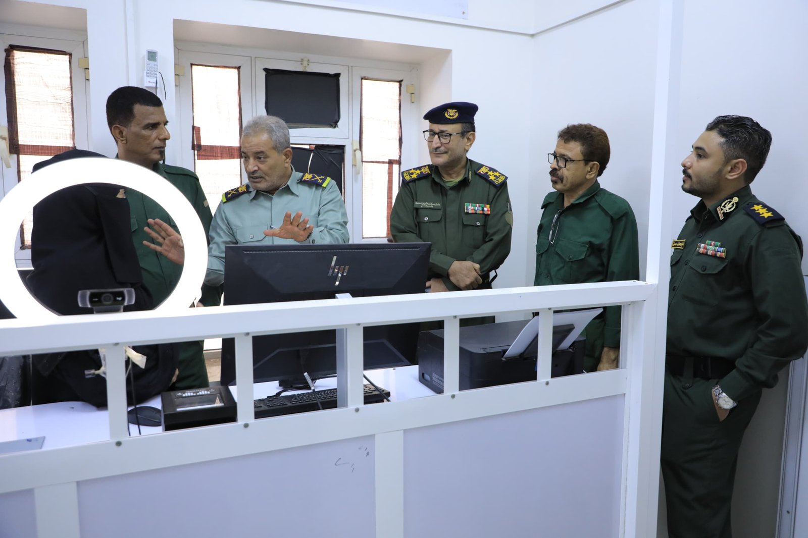 رئيس ووكيل المصلحة يتفقدان سير العمل بمركز الأحوال المدنية بالبريقة Image