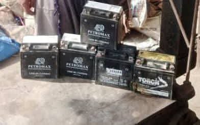 الأجهزة الأمنية بالشحر تضبط متهماً بسرقة 25 بطارية دراجات نارية Image