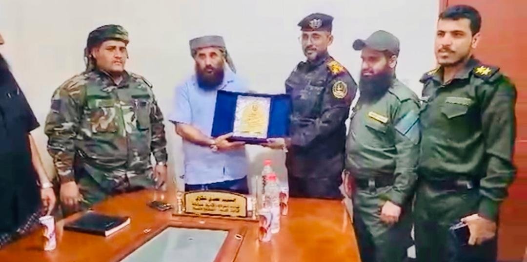 مدير مكافحة المخدرات يزور قيادة الحملة الأمنية المشتركة  بلحج ويكرمها بدرع الإنجاز  Image