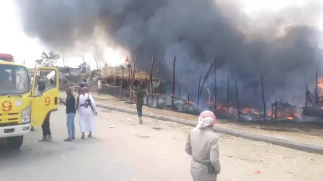 الدفاع المدني في مأرب يخمد حريقاً في سوق شعبي للمواشي Image