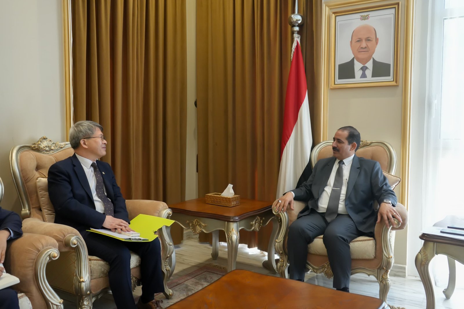 وزير الداخلية يبحث مع سفير كوريا  الجنوبية أوجه التعاون الأمني المشترك Image