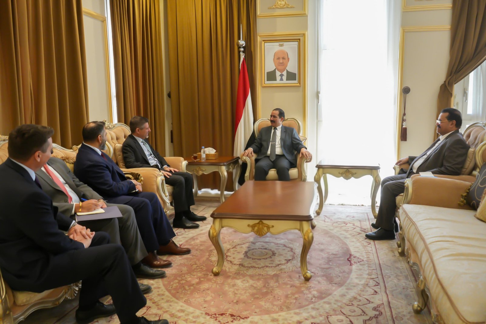 وزير الداخلية يلتقي السفير الأمريكي لدى اليمن Image